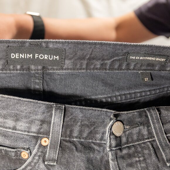 Aritzia Denim Forum - Ex Boyfriend Shorts - Black Eyeliner Wash (Size 27) - Picture 3 of 4